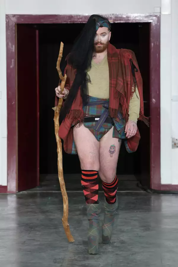 Sam Smith desfila para Vivienne Westwood