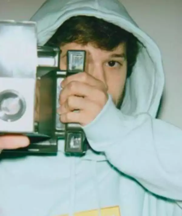 Stillz, nombre artístico de Matías Vásquez, es un realizador, fotógrafo y cineasta de origen colombiano. 