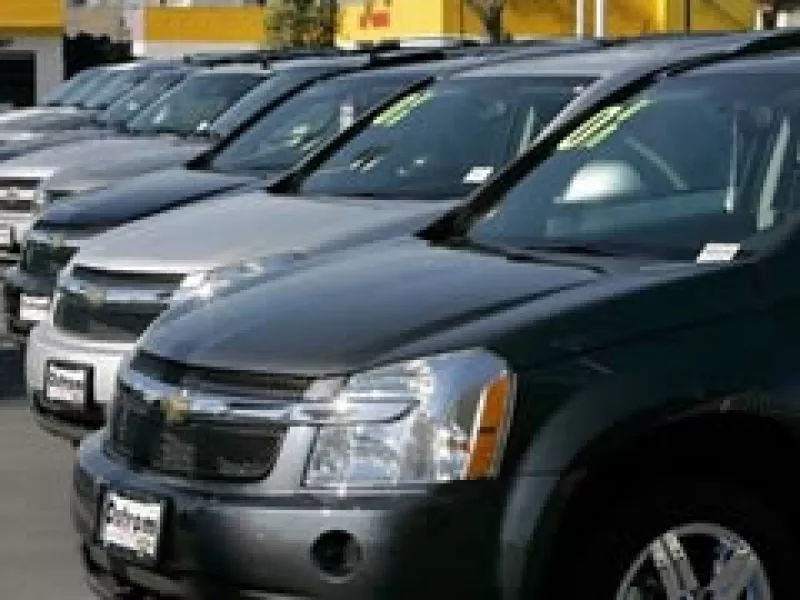 Automotrices como GM tuvieron que hacer despidos y recortes de producción. (Foto: AP)