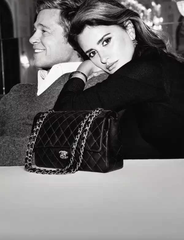 Chanel presenta su campaña de bolsos protagonizada por Brad Pitt y Penélope Cruz