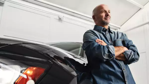 Luis Garcia recardado en una camioneta Mazda, vestido de mezclilla