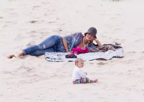 Blake pareció disfrutar de un tiempo con su familia en la playa.