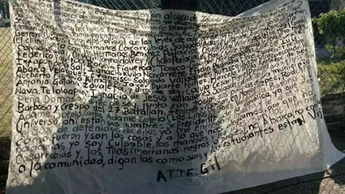 La manta que apareció este jueves en Iguala en la que se asegura que los normalistas de Ayotzinapa están vivos