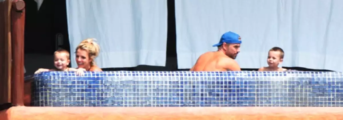 Aquí los cuatro conviviendo en la alberca de la habitación, como una linda familia.