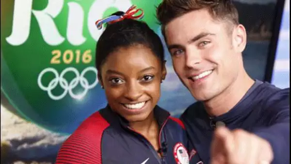 La medallista de Estados Unidos fue sorprendida por el guapo actor, que voló hasta Brasil para conocer personalmente a la gimnasta.