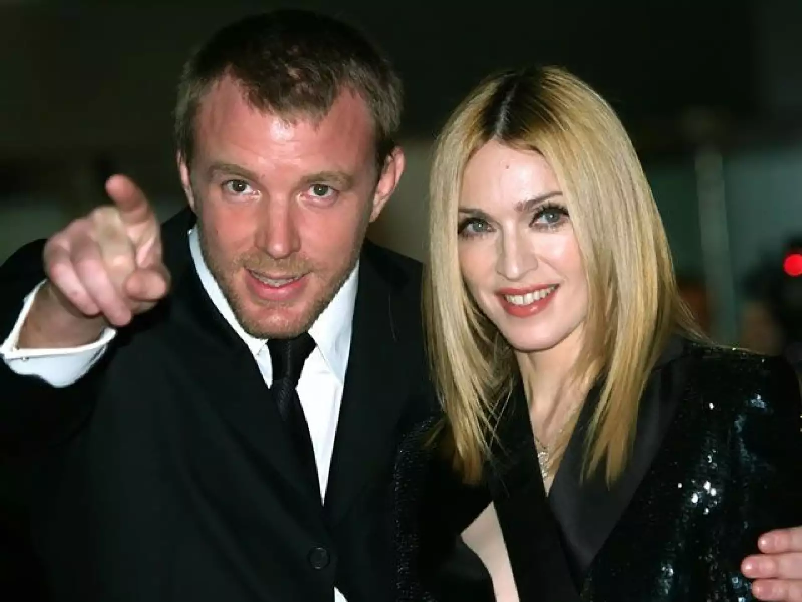 Madonna tiene prohibido comprarle un auto deportivo a su esposo Guy Ritchie para su cumpleaños número 40, él aseguró que es terrible al volante.