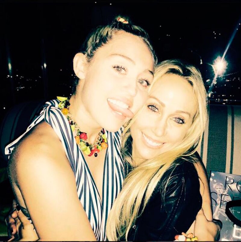 A sus casi 50, Tish Cyrus luce muy guapa y tiene un gran estilo.