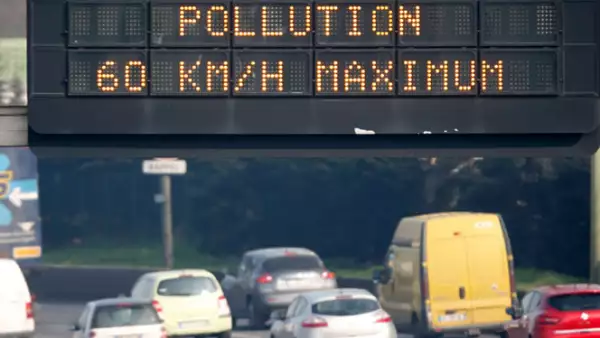 Turistas y residentes tienen que supeditarse a las medidas del gobierno parisino como los controles de velocidad en las avenidas. Las medidas serán suspendidas esta noche, así como el transporte gratuito.