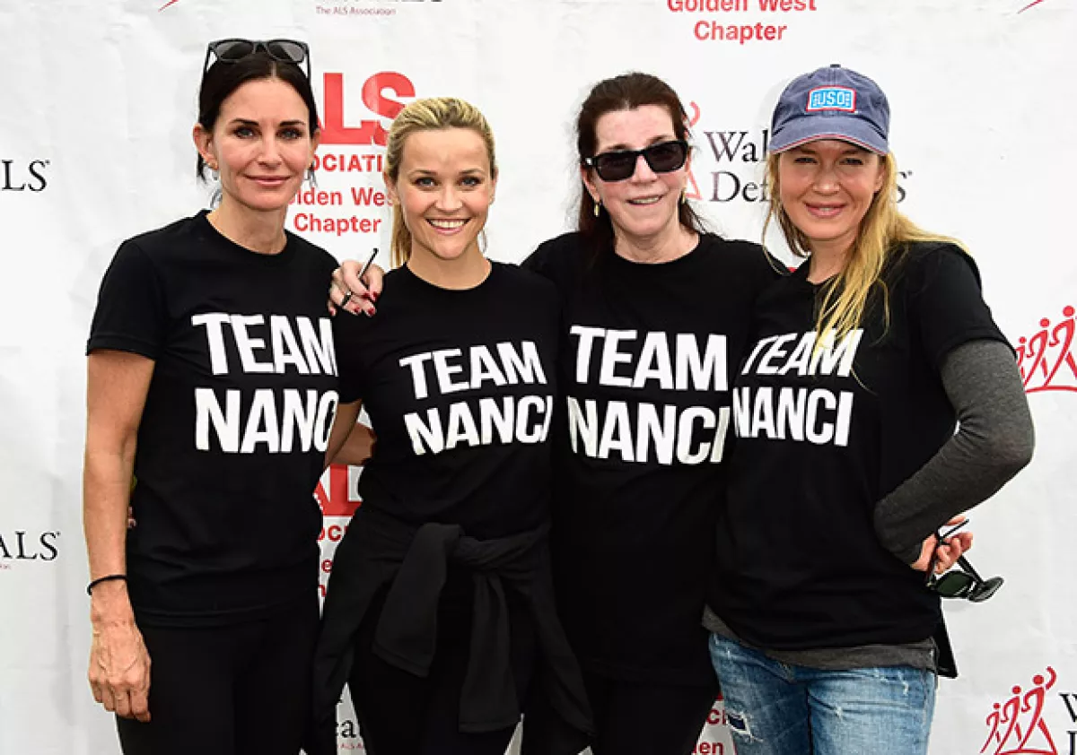 Renée posó junto a la actrices Courtney Cox y Reese Witherspoon durante el evento.