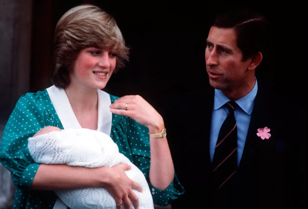 El saludo de la princesa de Gales y de la duquesa de Cambridge a su salida del hospital.