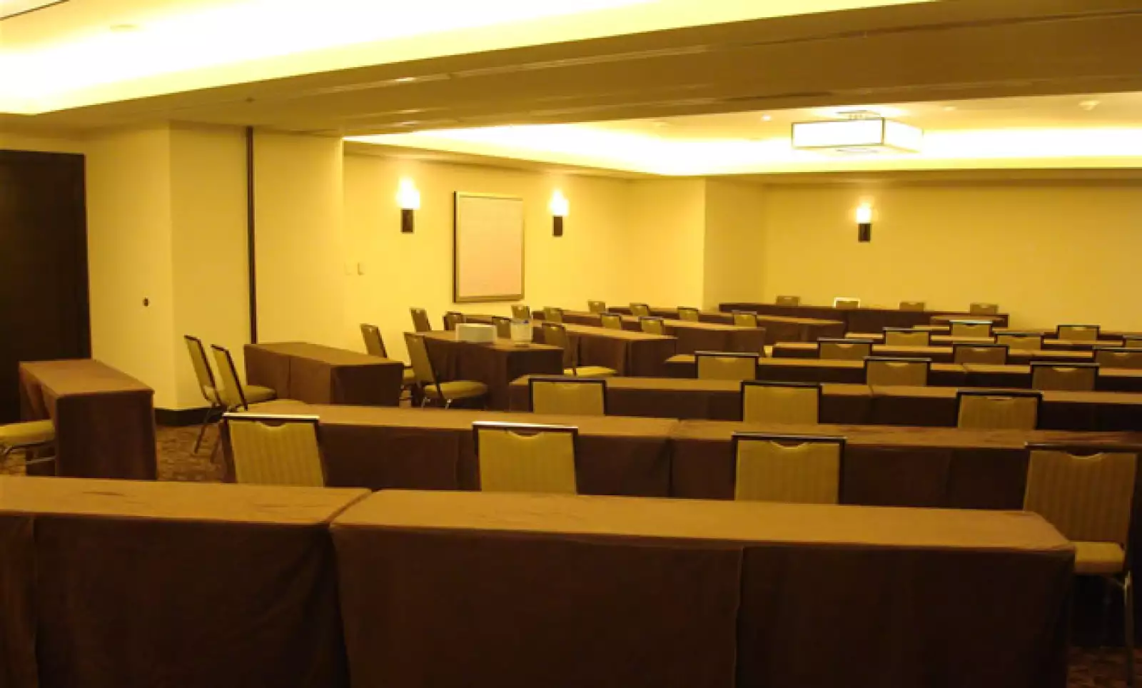 Los 6 salones para reuniones, ubicados en el piso 14, pueden alojar desde 10 personas hasta 170 y están equipados con la tecnología necesaria incluso para intercomunicarse entre ellos.