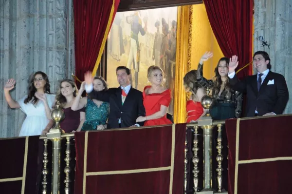Enrique Peña Nieto y Angélica Rivera con sus hijos 1.jpeg