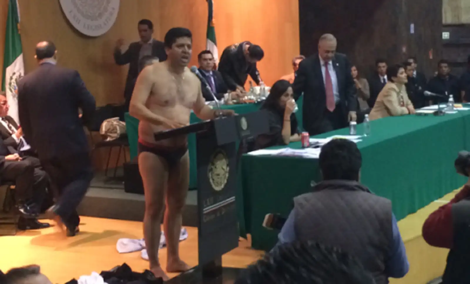 el diputado del PRD Antonio García Conejo, medio hermano de Silvano Aureoles, presentaba su reserva, cuando sorpresivamente se despojo de su ropa.