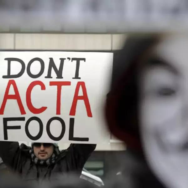 En Alemania miles de personas protestaron con máscaras del peculiar personaje.