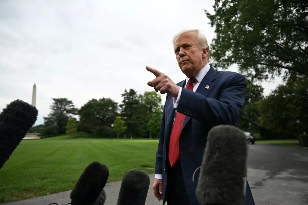 El presidente de los Estados Unidos, Donald Trump, habla con la prensa antes de abordar Marine One en el césped sur de la Casa Blanca en Washington, DC, el 1 de agosto de 2025. Trump viaja a Nueva Jersey para pasar el fin de semana en su residencia en Bedminster.