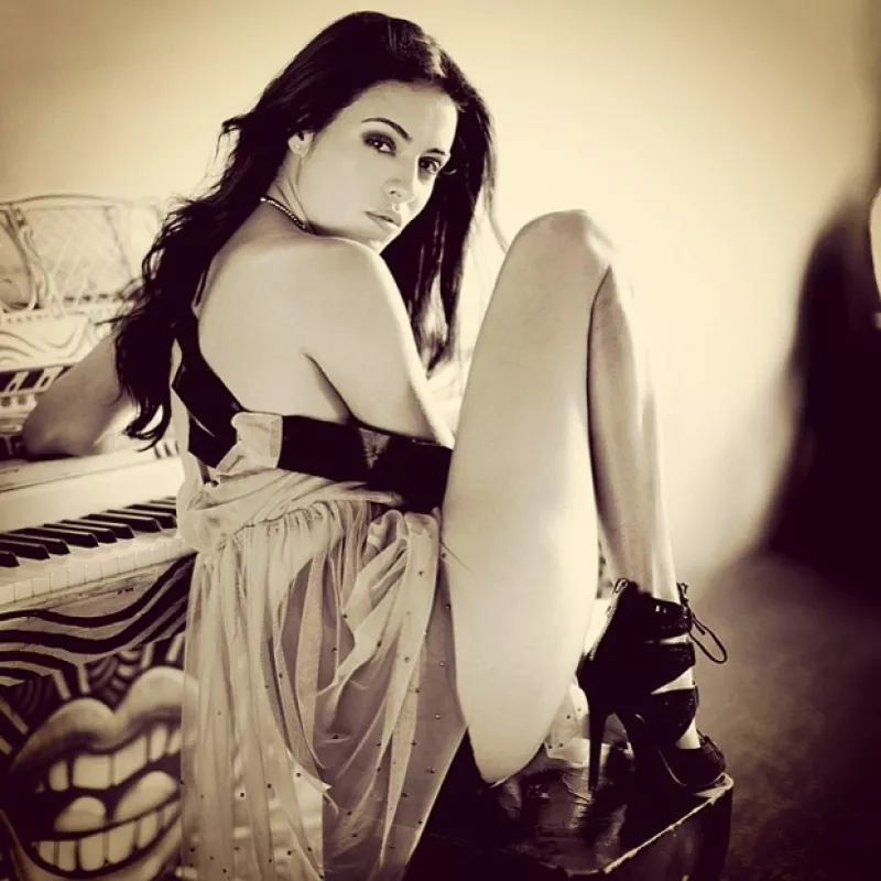 El actor fue captado saliendo de un restaurante en Los Ángeles acompañado de la también actriz mexicana, ambos lucían felices y sonrientes, ¿podría ser su nuevo amor?