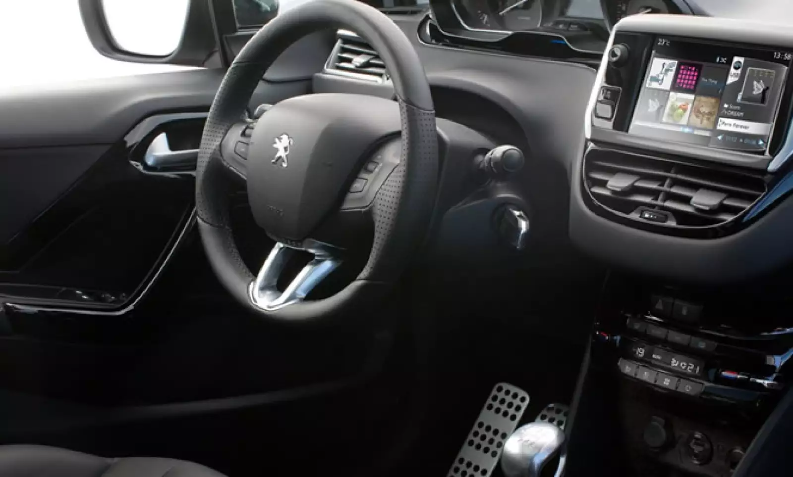 La marca francesa utilizó un volante pequeño con un cuadro de instrumentos elevado y gran pantalla táctil al centro del tablero.