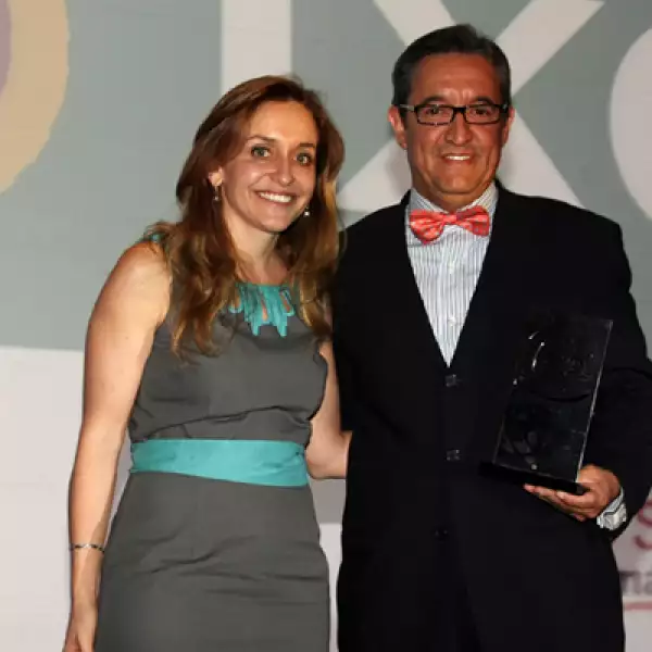 Ixe Grupo Financiero recibió su premio de manos de la editora general de la revista Expansión, Bárbara Anderson. La institución bancaria quedó en la posición 33 del ranking con empresas de más de 500 empleados.