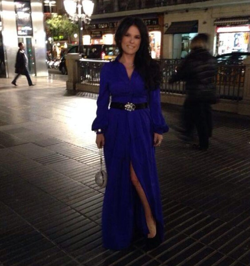 Martha optó por un vestido azul metálico con apertura en la pierna.