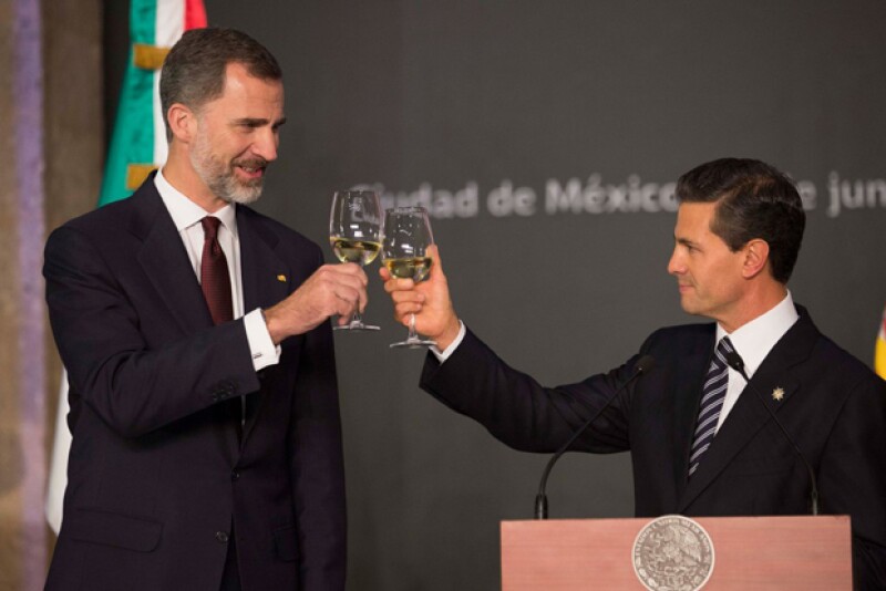 Felipe VI y Enrique Peña Nieto brindaron por una ilimitada relación entre México y España.