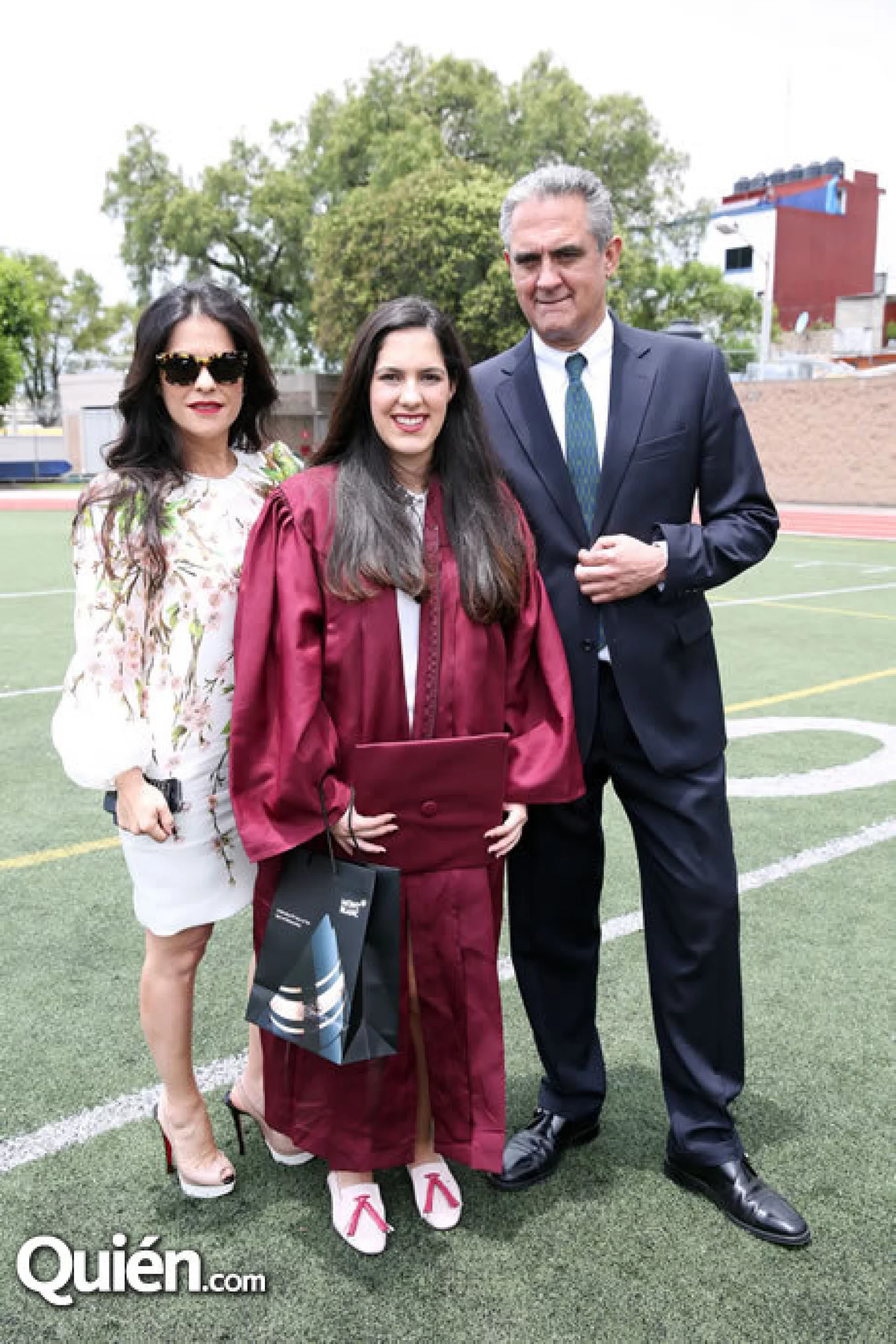 kitzia nin poniatowska y martha debayle graduan a sus hijas