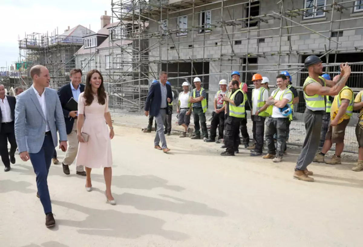 Mientras los Duques de Cambridge visitaban una zona de construcción en Cornwall, Sam Wayne no dudó en decirle varios piropos a Kate enfrente de todos, ¿por qué lo hizo?