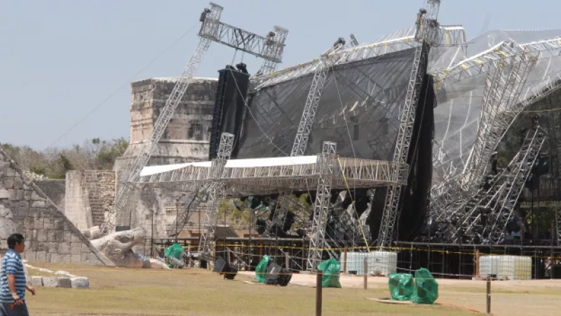 La madrugada del jueves, una parte del escenario instalado en Chichén Itzá se desplomó