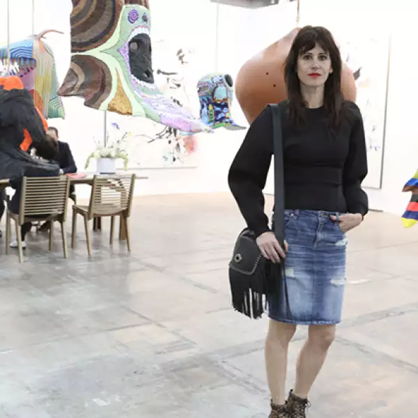 La falda midi de mezclilla es un básico para esta temporada.