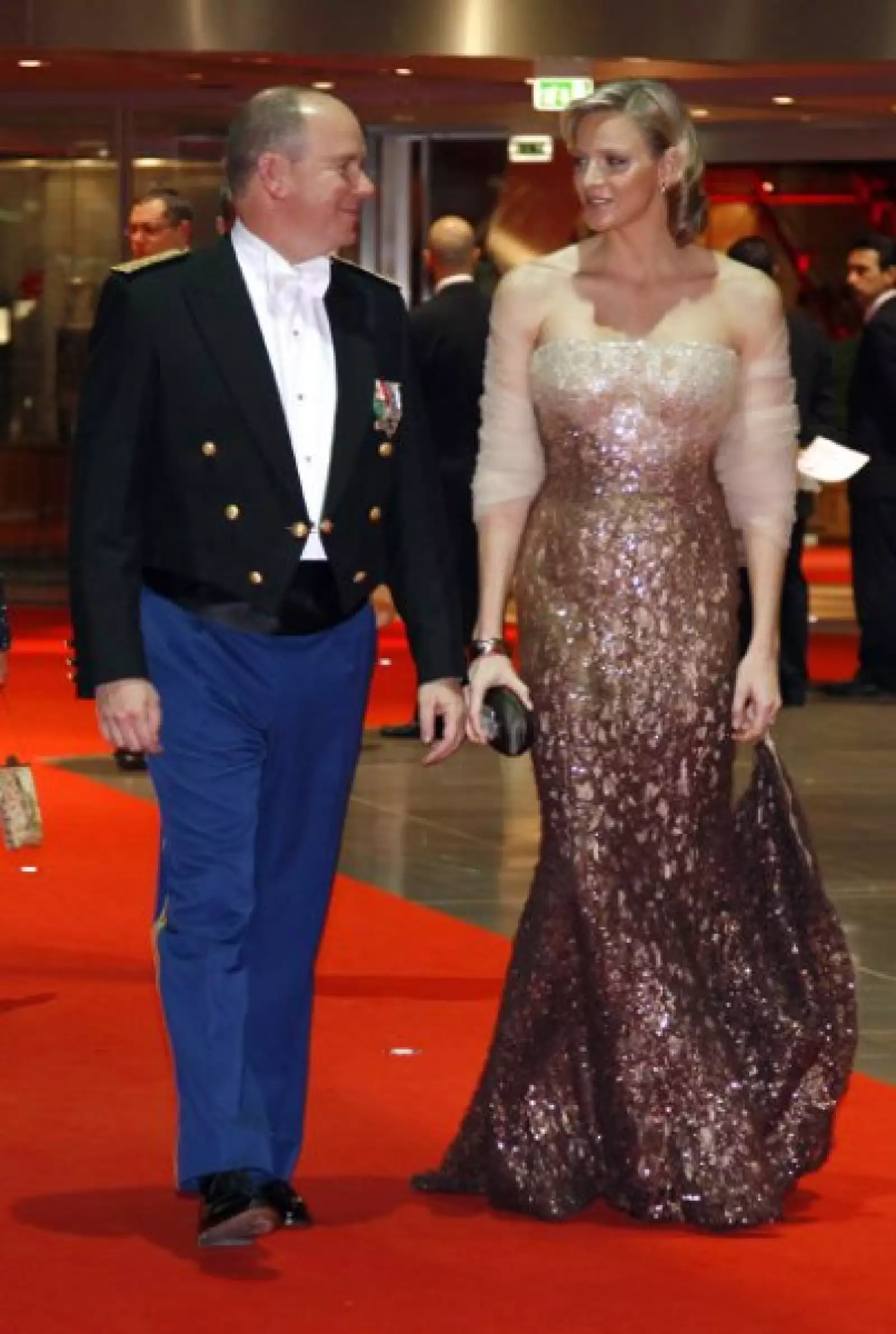 Charlene Wittstock lució un vestido de encaje en tonos degradados.