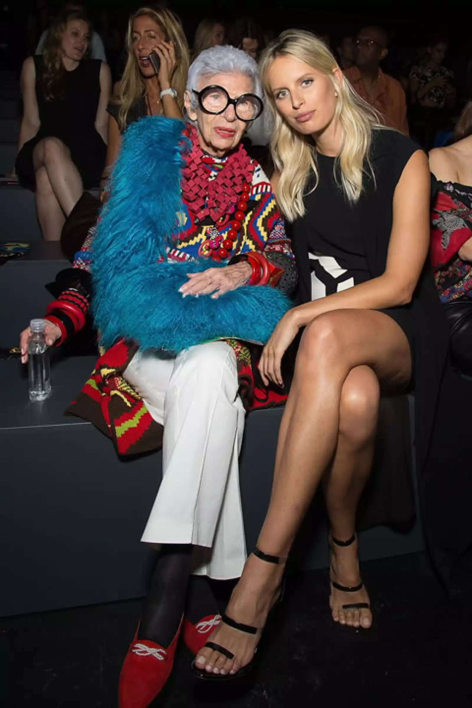 Iris Apfel y Karolina Kurkova en el desfile de Desigual.