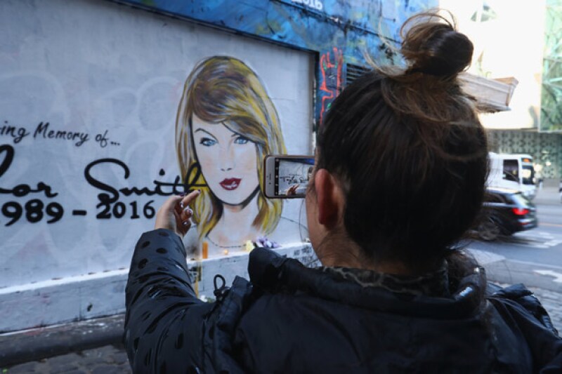 Muchos ya han ido al mural a mostrar su sentir en contra de Taylor.