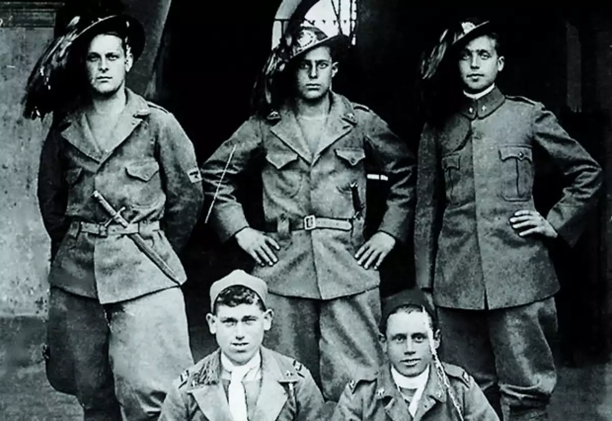 El cantante tiene un impresionante parecido con el italiano Ferruccio Basteri (izq.), su bisabuelo, padre de Sergio y abuelo de Marcella Basteri.