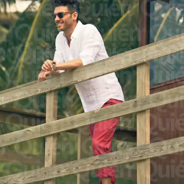 Erick Elías (Camisa y pantalones: Hackett.)