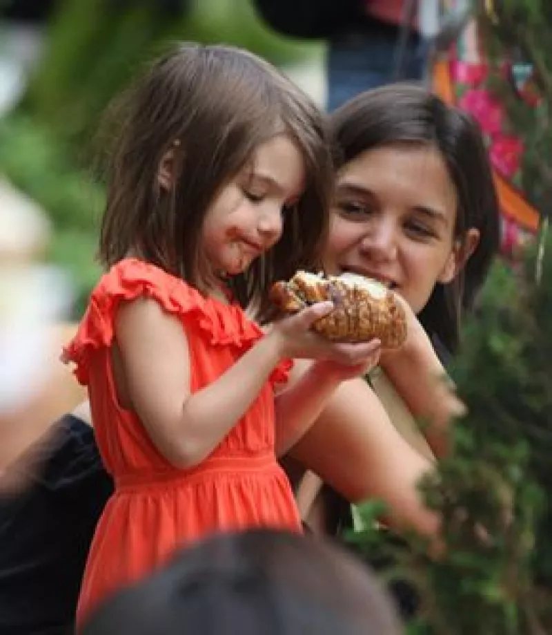 La hija de Katie Holmes y Tom Cruise disfrutó alegremente de un croissant relleno de chocolate después de estar toda la tarde de compras con su mamá por Los Ángeles.