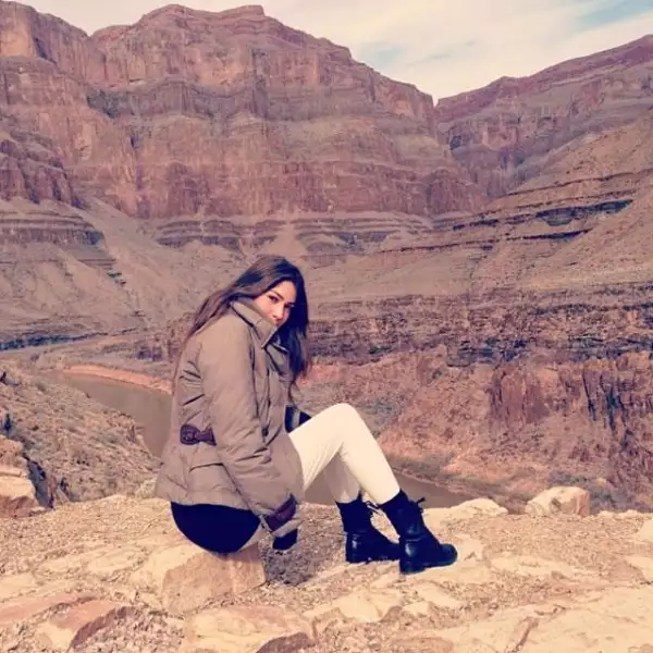 Durante sus vacaciones aprovecha para trabajar en NY como PR en Louis Vuitton.