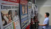 Vista de las portadas de los periódicos exhibidas en un quiosco en Lima el 8 de junio de 2026, el día después de la segunda sección de las elecciones.