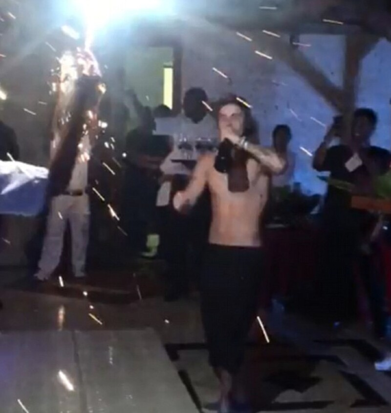 Al cantante se le vio muy divertido bailando y tomando de una botella de champagne.