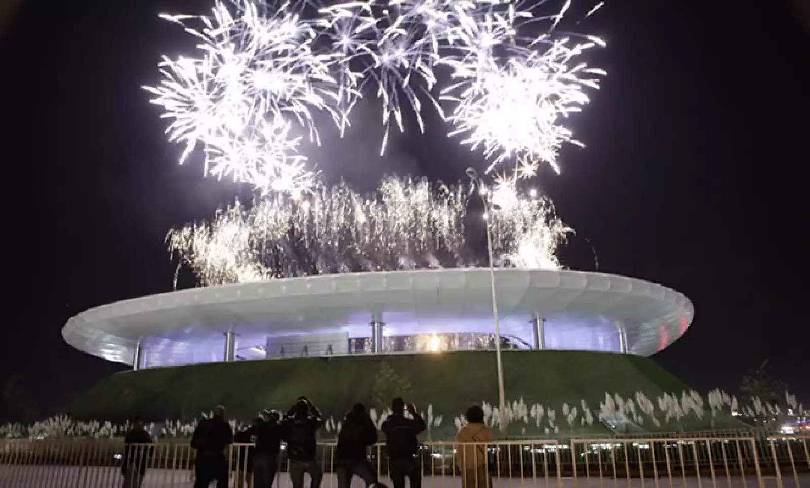 En varias partes de la ceremonia el cielo de Guadalajara fue iluminado por los fuegos artificiales, y las gradas del estadio donde juega Chivas se vieron teñidas de distintos colores.