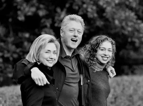 Hillary dijo que se quedó con ganas de tener otro hijo. Aquí con Chelsea.