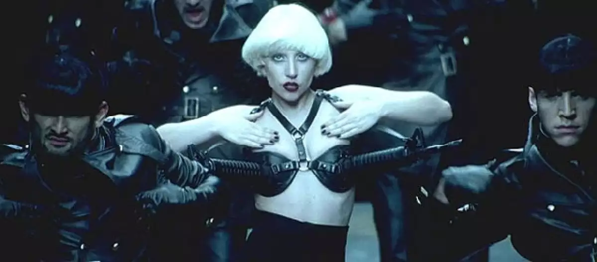 La cantante dio a conocer el video de su nuevo sencillo: `Alejandro´, que contó con la dirección de Steven Klein y el estilismo de Nicola Formichetti.