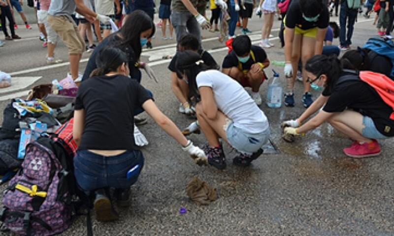 Los manifestantes han organizado brigadas de reciclaje y limpieza en las calles. (Foto: Getty Images)