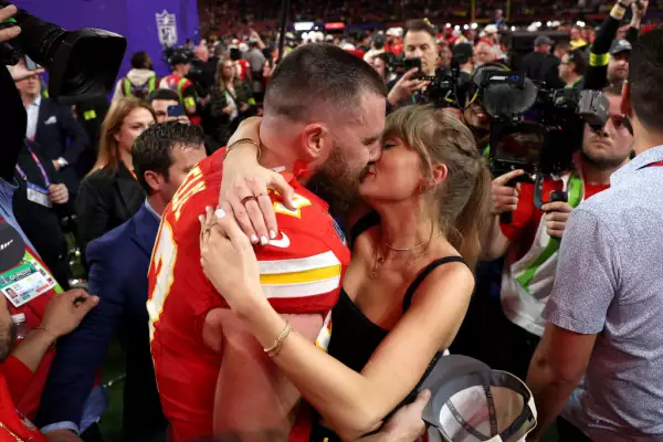 Foto de Taylor Swift besando a Travis Kelce en el Super Bowl 2024.