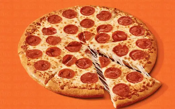 Una promocional oficial de la pizza Little Caesars en donde se observa una pizza de pepperoni partida en rebanadas.
