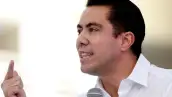 "FeliFer" Macías, alcalde del municipio de Querétaro y virtual candidato del PAN a la gubernatura del estado, habla con micrófono en mano durante un evento en octubre de 2024.