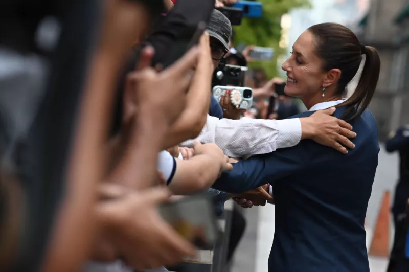 Salida Sheinbaum Reunión AMLO  (2)