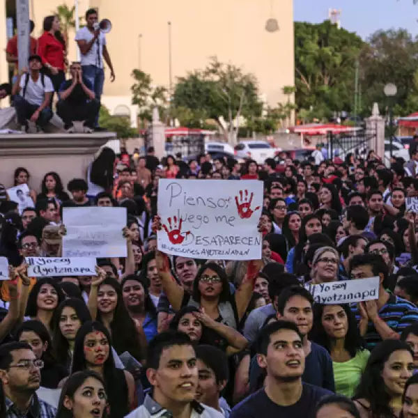 Alrededor de 5,000 estudiantes de la Universidad de Sonora marcharon desde la plaza Zaragoza hasta rectoría del campus universitario.