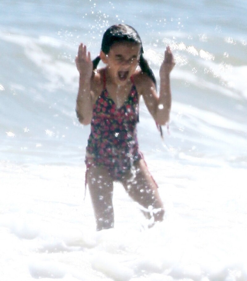 Suri no le temió al mar y decidió meterse unos cuantos pasos para chapotear en el agua.