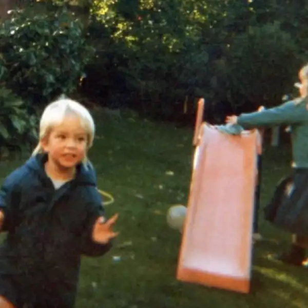 Es el hermano menor; Lizzy y Victoria son mayores que él.