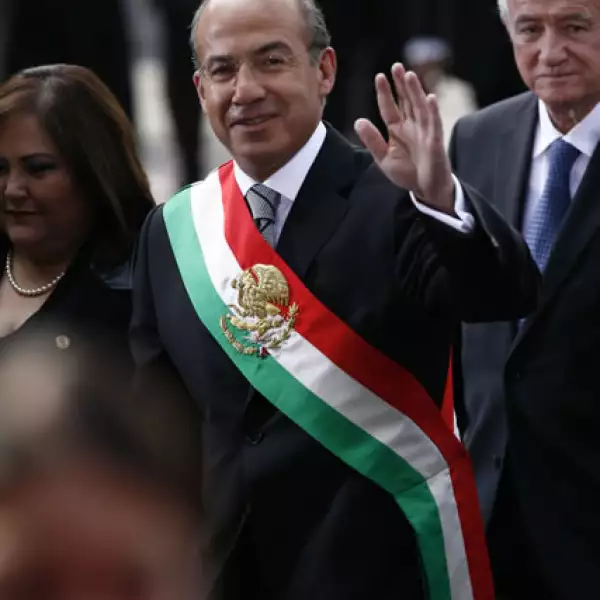 Felipe Calderón, todavía con su banda presidencial.
