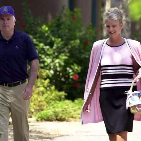 Hasta para salir a caminar, Cindy McCain luce con clase.